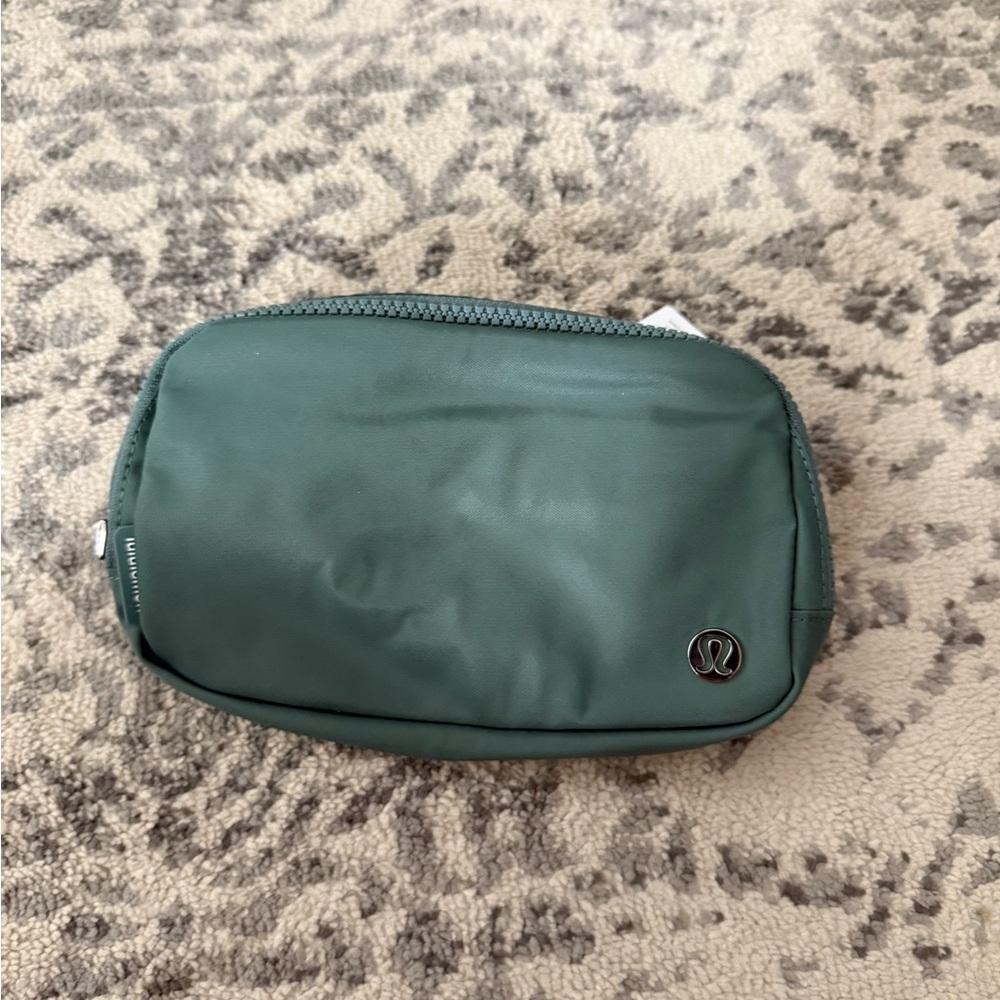 Lululemon Everywhere Belt bag